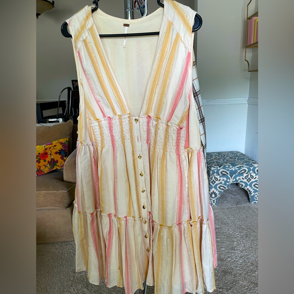 Free People small dress with pockets. Great condition. Very cute on.